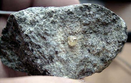 Diamant_auf_Kimberlit_1_Peter.jpg