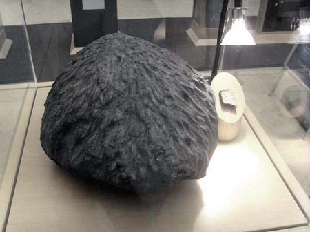 _Meteoritenausstellung_Liliencarree_Wiesbaden_Peter5_11.9.09_Steinmeteorit_Baszkowka_1b.JPG