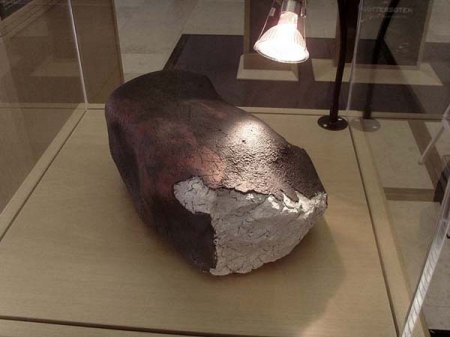 _Meteoritenausstellung_Liliencarree_Wiesbaden_Peter5_11.9.09_Steinmeteorit_Peekskill_1a.JPG