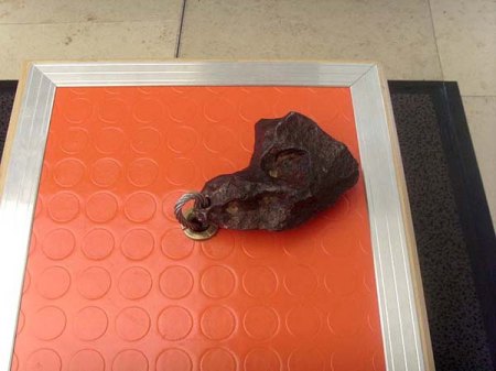 _Meteoritenausstellung_Liliencarree_Wiesbaden_Peter5_11.9.09_Eisenmeteorit_Canon Diablo.JPG
