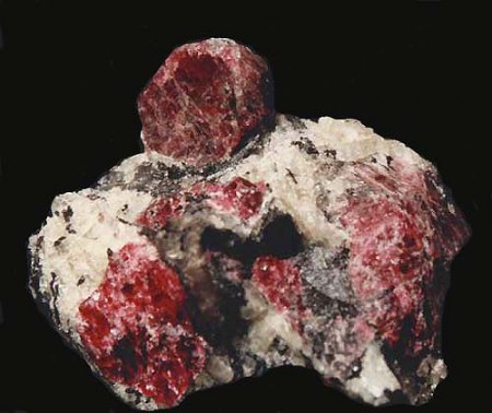 Eudialyt_Chibiny-Massiv_Kola-Halbinsel_Murmansk_Russland_Peter.jpg