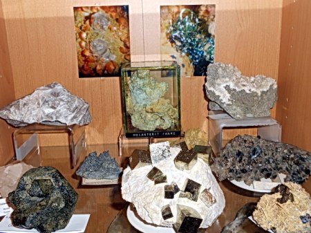 Handstufen in der Vitrine.JPG