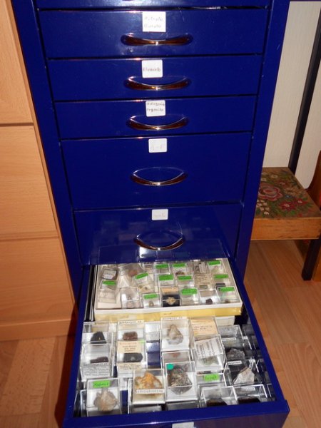 Schubladenschrank mit Systematikmineralien.jpg