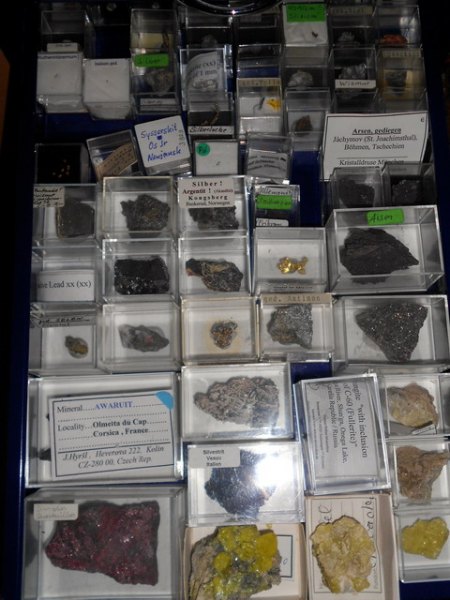 Elementminerale im Systematik-Schrank.JPG