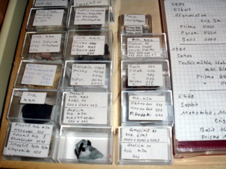 Schublade mit kristallographischen ExponatenIMGP1270.JPG