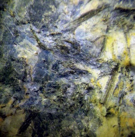 Dumortierit m. Helvin gelb Quarz Feldspat_Soavina_Madagaskar_Peter.jpg