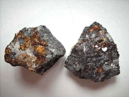 Chalkopyrit Kupferkies u.a. als Primärmineral_Peter.JPG
