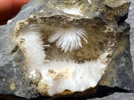 Natrolith Zeilberg,Maroldsweisach.jpg