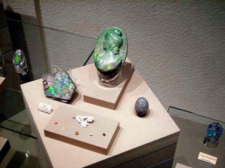 Opal_Idar_Edelsteinmuseum_Opale_Gemme_12.7.06.jpg