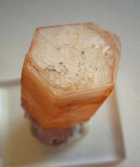 _Calcit X 2,5 cm Höhe auf Amethyst xx auf Chalcedon-Rest_Juchem Steinbruch_Hunsrück_Rheinland-Pfalz_Peter_1c.jpg