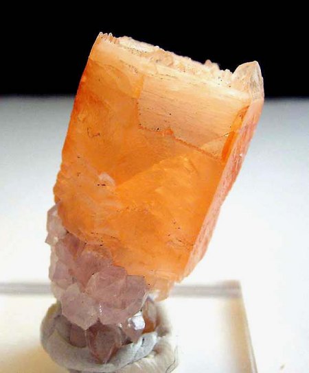 _Calcit X 2,5 cm Höhe auf Amethyst xx auf Chalcedon-Rest_Juchem Steinbruch_Hunsrück_Rheinland-Pfalz_Peter_1b.jpg
