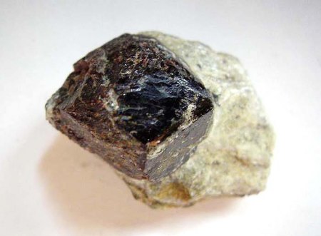 _Almandin Granat X in Glimmerschiefer_KS_Yavoz Hlyabovo Dere_Sakar Mts._Haskovo_Bulgarien_Peter.jpg