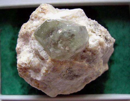 Granat_Grossular_grün_Utah_Peter.jpg