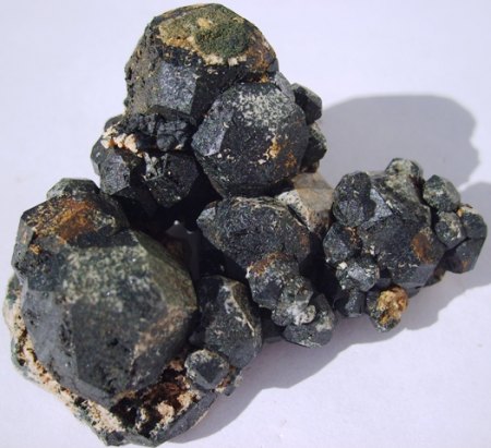 gereinigte Stufe, Pseudomorphose von Ferropumpellyit nach Analcim.JPG