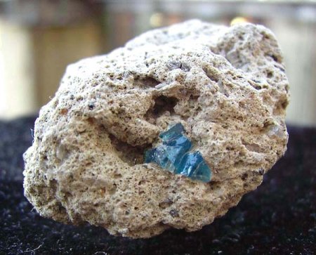 Hauyn über 1 cm in Bimsstein_Steinbruch Wingertsberg_Mendig_Laacher See_Eifel_Rhl.-Pfalz_Eigenfund 0694_Peter.jpg