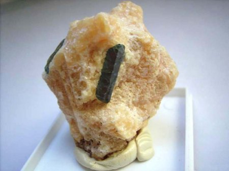 _Fluorapatit XX bis 1,5 cm in Calcit-Matrix_Slyudyanka_Baikalsee-Gebiet_Ostsibirien-Reg._Russland_Peter_1a.jpg