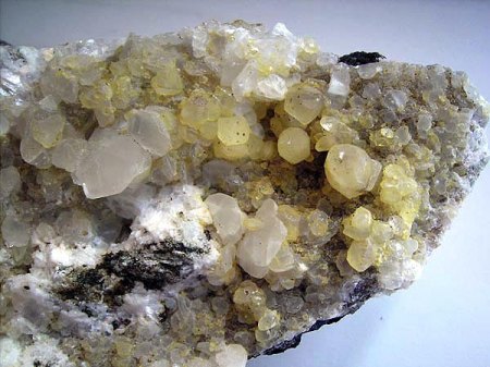 Calcit xx_Ausschnitt Normalstufe_GWF-Exkurs_Diabas-Steinbruch Oberscheld_Dillenburg_Hessen_Eigenfund 0511_Peter.jpg
