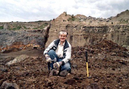 Eifel_Mendig_Wingertsberg_Peter bei der Arbeit_0604.jpg