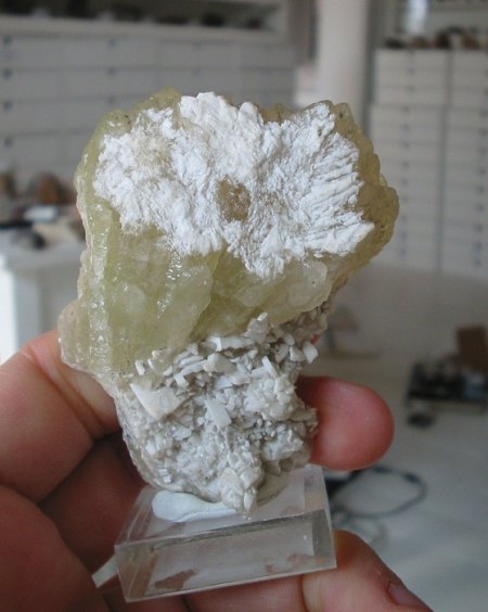Strontianit (Silbernaal).jpg