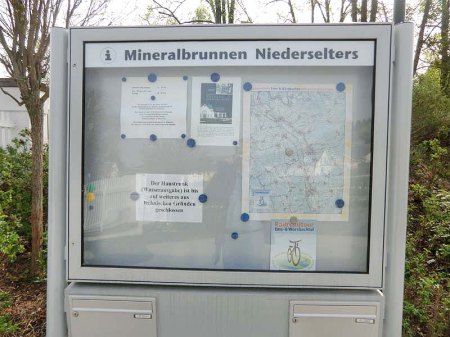_Niederselters_Winterholz_Exkursion 12.4.14_Peter_Seltersmuseum_Tafel MiIneralbrunnen_1.JPG