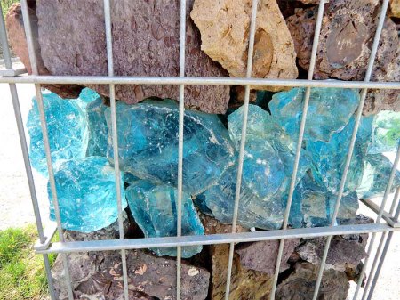 _Niederselters_Winterholz_Exkursion 12.4.14_Peter_Seltersmuseum_Fossilien + Lagen blaues Glas.JPG