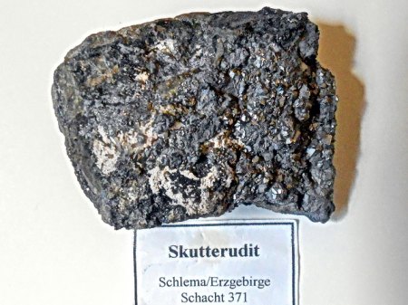 Skutterudit SchlemaRSCN0225.JPG
