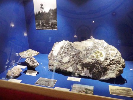 _Bad Ems_Mineralienbörse_Sonderschau Harzer Klassiker_Gesamtansicht Vitrine_Bad Grund_3.5.14_Peter.JPG