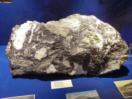 _Bad Ems_Mineralienbörse_Sonderschau Harzer Klassiker_Riesen-Stufe Galenit_Chalkopyrit_Quarz_Bad Grund_3.5.14_Peter.JPG