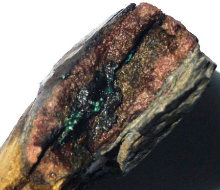 Kupfersekundärmineralien, hier Malachit auf Erzniere.JPG