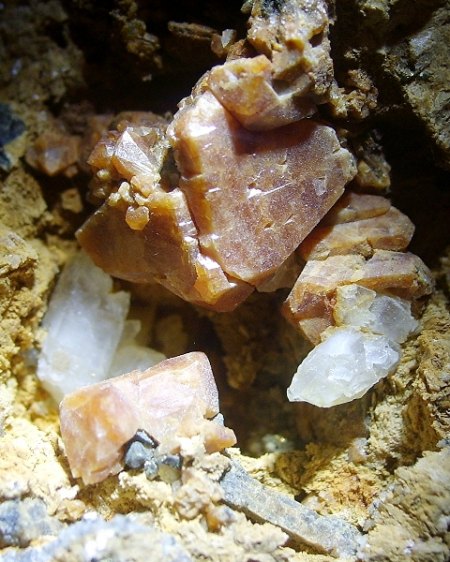 Scheelit, großes Kristallaggregat 2,3cm.jpg