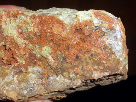 Pimelit,Chalcedon,Sideroplesit (Siderit-Varietät)  Röttis b. PlauenRSCN2760.JPG