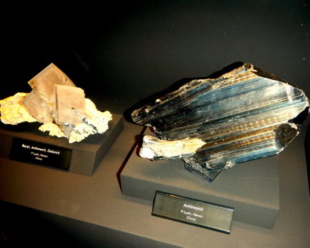 Baryt,Antimonit ,Dolomit    Lushi, Henan-China.JPG