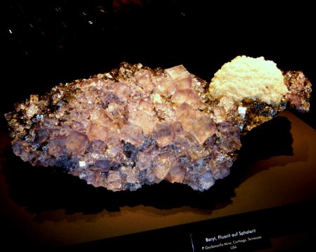 Baryt, Fluorit auf Sphalerit                   F Gordonsville Mine, Carthage, Tennessee-USA.JPG