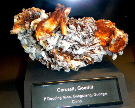 Cerussit, Goethit  F Daoping Mine, Gangcheng Guangxi-China.JPG
