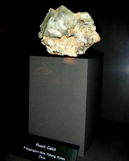 Fluorit,Calcit            F yaogangxian Mine Yizhang, Hunan-China.JPG