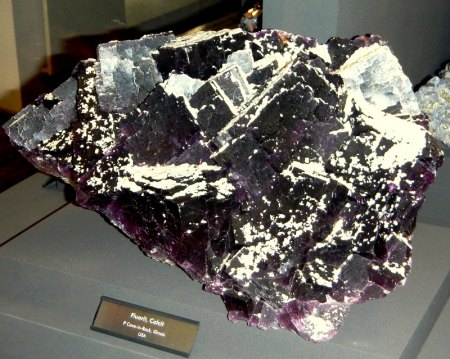 Fluorit, Calcit       Cave in Rock, Illinois-USA.JPG