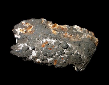 Traubig-kugeliger Hollandit mit limonitisch zersetztem Chalkopyrit und weißem Kaolinit als 8 cm breite Stufe..jpg