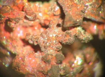 Undeutliche, gerundete Kupfer-Kristalle mit rotem Cupritbeschlag, sehr alter Untertagefund..jpg