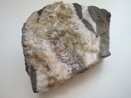Nickelin-Schliere (3 cm hoch) mit Rammelsbergitsaum in DolomitSiderit..jpg