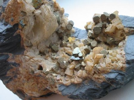 Pyritkristalle bis 5 mm freistehend neben Calcit auf Dolomitdruse..jpg
