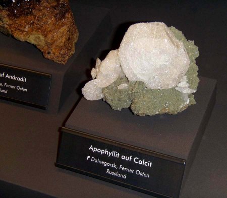 _terra mineralia_Apophyllit auf Calcit_Dalnegorsk_Ferner Osten_Russland_Peter_16.10.10.JPG