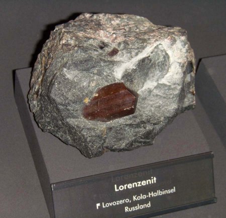 _terra mineralia_Lorenzenit_Kola-Halbinsel_Russland_Peter_16.10.10.JPG