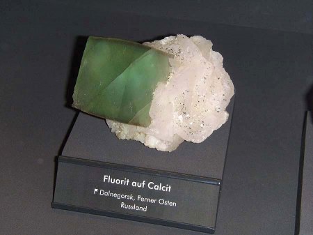 _terra mineralia_Fluorit auf Calcit_Dalnegorsk_Ferner Osten_Russland_Peter_16.10.10.JPG