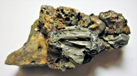 Schlacke mit sekundären Kupfermineralien Helbra.JPG