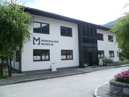 Haus der Kristalle Mineralienmuseum.JPG