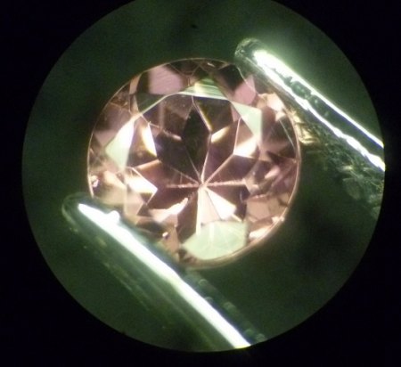 Rubellit unter dem Mikroskop.JPG