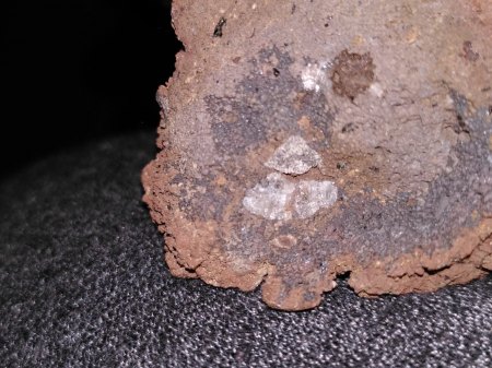 Unbekanntes transparentes Mineral in vulkanischem Gestein
