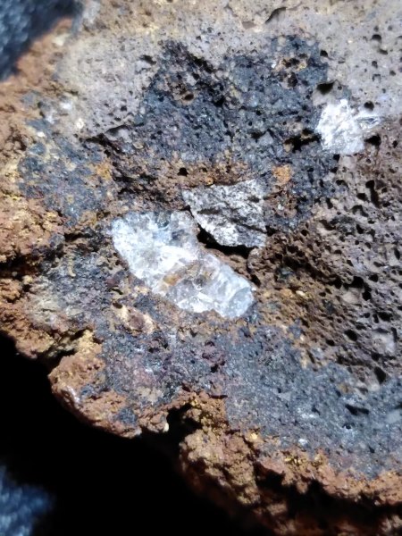 Unbekanntes transparentes Mineral in vulkanischem Gestein