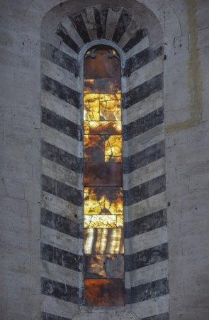 Mit den Lagen (mit einer Ausnahme) geschnittener Onyxmarmor im Dom von Orvieto. Die schwarz-weissen gemalten Bänder imitieren die schwarz-weissen Basalt- und Travertinstreifen der Seiten- und Chorfassaden.