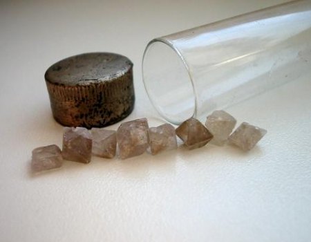Pseudooktaedrische Anhydritkristalle.jpg